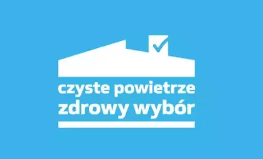 Logo programu "Czyste powietrze": Na niebieskim tle biały napis "czyste powietrze zdrowy wybór" zamknięty w obrys domu z daszkiem i kominem