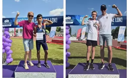 Kolaż dwóch zdjęć - na pierwszym młody chłopiec w koszulce sportowej wraz z kobietą (trenerką) na pierwszym stopniu podium, na drugim drugi młody chłopiec w koszulce sportowej wraz z mężczyzną (trenerem) na pierwszym stopniu podium.