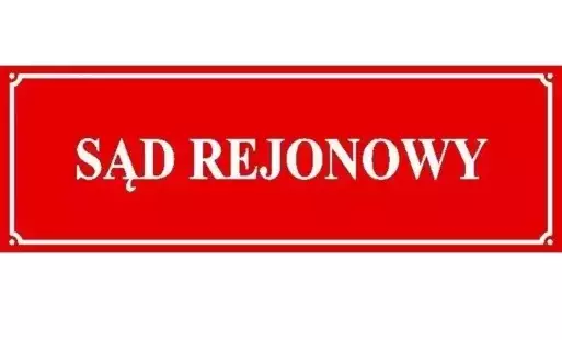 Biały napis "Sąd rejonowny" w białej ramce na czerwonym tle