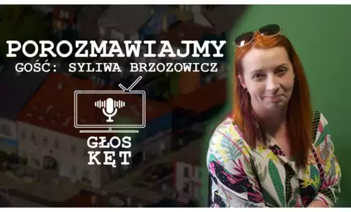 Napis 'Porozmawiajmy', poniżej logotyp podcastu 'Głos Kęt', obok zdjęcie uśmiechnietej kobiety