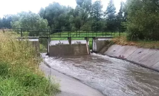 Most nad betonowym korytek rzeki. Poniżej widac średni poziom wody, niezagrażający przeprawie