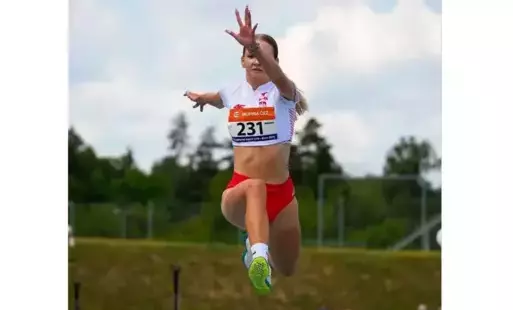 Zawodniczka w stoju sportowym podczas trójskotu