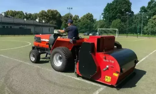 czerwony walec mający wygładzić orlik sportowy