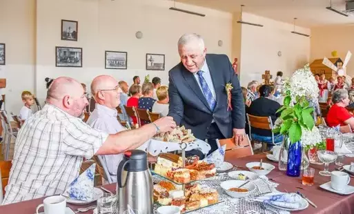 radny wiesław bertolin dzieli się chlebem dożynkowym z gośćmi