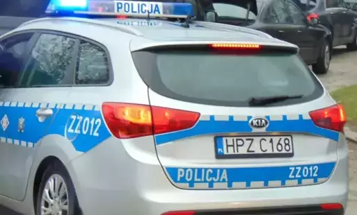 Samochód policji na sygnale