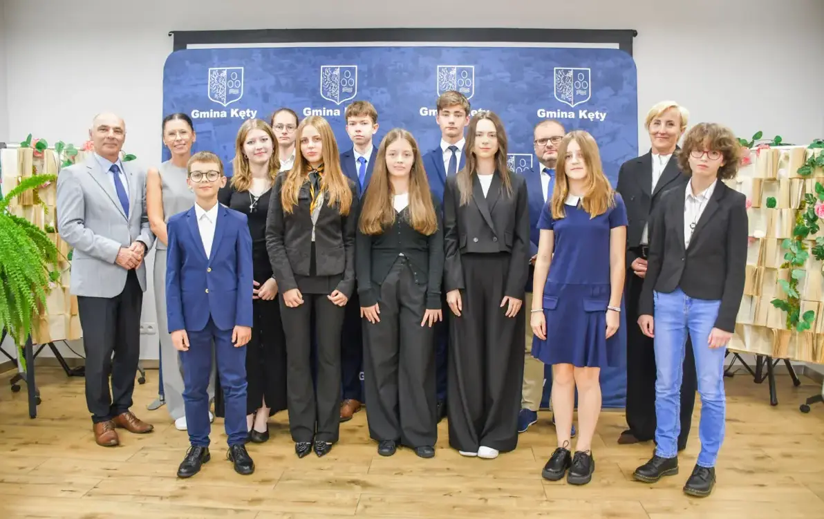 Nagrodzeni uczniowie z włodarzami miasta