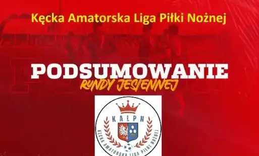 na czerwonym tle ze zdjęciem piłkarzy na tle stadionu Hejnał Kęty żółtymi literami jest napis kęcka amatorska liga piłki nożnej, pod spodem białymi literami napis podsumowanie, pod spodem logo kęckiej ligi piłki nożnej - herb zamknięty w okręgu na białym 