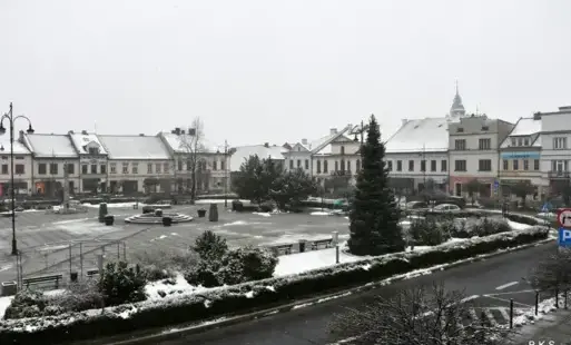 Widok na zaśnieżony Rynek w Kętach