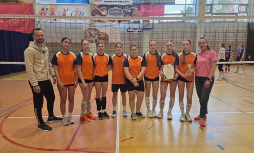 Zdjęcie do Szkoła Podstawowa w Malcu zdobyła podw&oacute;jne 2. miejsce w Powiatowych Igrzyskach Młodzieży Szkolnej w piłce siatkowej dziewcząt i chłopc&oacute;w