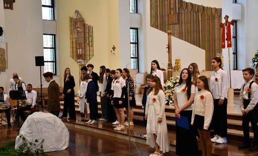 Zdjęcie do Uroczyste obchody Święta Szkoły w &bdquo;Dw&oacute;jce&rdquo;