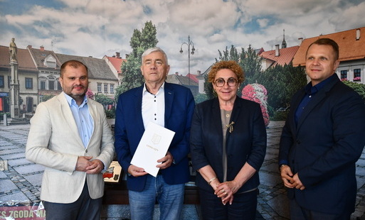 Zdjęcie do Umowa na Modernizację infrastruktury drogowej na obszarze Gminy Kęty podpisana!