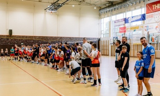 Zdjęcie do Turniej Rodzinny w siatk&oacute;wkę na kęckim OSiRze