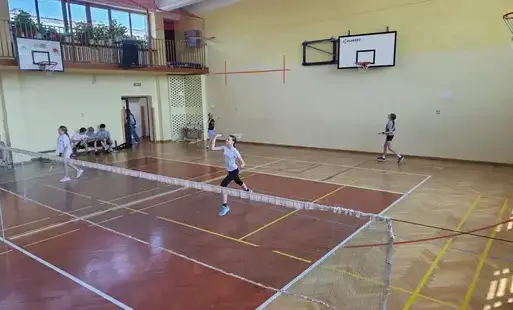uczniowie grają w badmintona