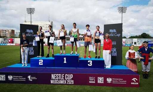 zdjęcie z zawodów nestle cup - w centrum zdjęcia zawodnicy wraz z trenerami, na 3 miejscu Milena Tomasiewicz i Vladyslav Vasiuk.