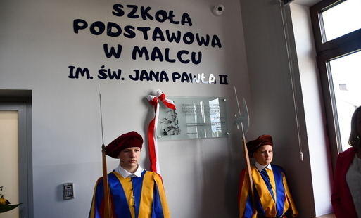 Zdjęcie do Od teraz Szkoła Podstawowa w Malcu im. Jana Pawła II! 