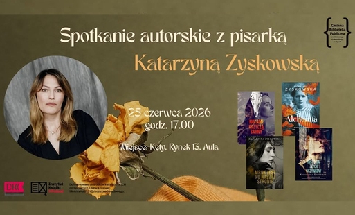 na ciemnozielonobrązowym tle zdjęcie katarzyny zyskowskiej, białymi literami tytuł spotkanie autorskie z pisarką, pod spodem napis żółtymi literami katarzyna zyskowska, po prawej w prawym górnym rogu logo biblioteki, pod spodem po prawej stronie grafiki 4