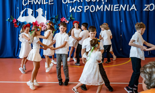 uczniowie zsp 3 podlesie prezentują występ artystyczny
