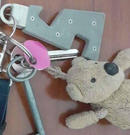 pęk kluczy z różowym kluczem, brelokiem w kształcie kanciastej litery S i z misiem pluszowym