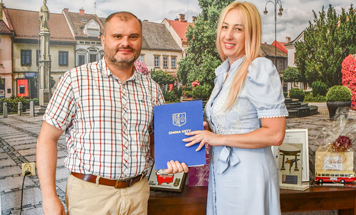 burmistrz gminy Kęty i wykonawca umowy pozują do zdjęcia 