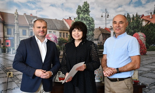 Zdjęcie do Kolejna kadencja dyrektor Renaty Łuszczek w Szkole Podstawowej im. Św. Jana Pawła II w Malcu