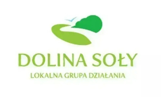 na białym tle zielone logo - w kształcie serca jest zamknięty uproszczony krajobraz z rzeką płynącą pośrodku, pod spodem napis zielonymi literami dolina soły i pod spodem kolejny napis lokalna grupa działania
