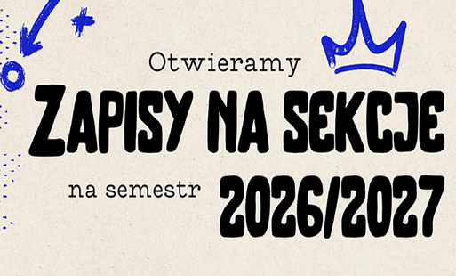 na papierowym kremowym tle napis czarnymi literami zapisy na sekcje, niebieska korona nad napisem sekcje i inne dekoracje typowo niebieskie