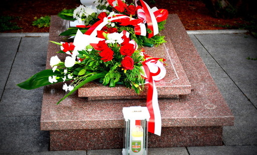 Kwiaty na Grobie Nieznanego Żołnierza w Kętach