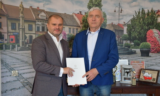 Zdjęcie do Umowa na remont części ul. Partyznat&oacute;w w Kętach Podlesiu podpisana!