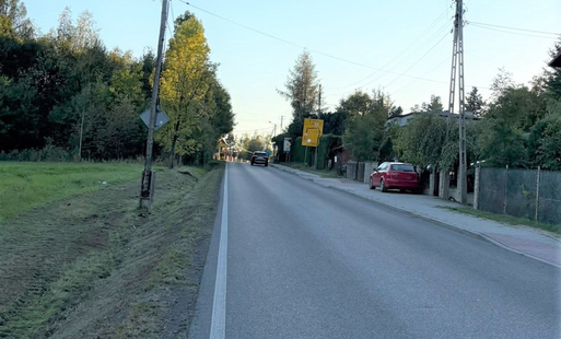 szeroka droga wskazująca miejsce wypadku z sarną