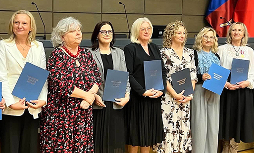 pani Dorota Cisińska stoi w rzędzie z innymi nauczycielami którzy również otrzymali nagrodę kuratora oświaty