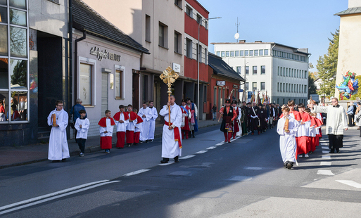 uroczysta procesja rozpoczyna przemarsz spod kościoła na Rynek w Kętach