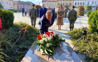 Zdjęcie do Uroczyste obchody rocznicy wybuchu II Wojny Światowej. Na kęckim rynku zapłonęły znicze