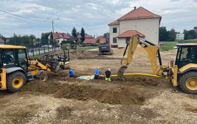 Zdjęcie do Boisko przy Szkole Podstawowej w Bielanach zamieniło się już w wielki plac budowy