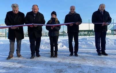 Zdjęcie do Oficjalne otwarcie boiska w Bielanach &ndash; gorące wydarzenie w mroźnej scenerii