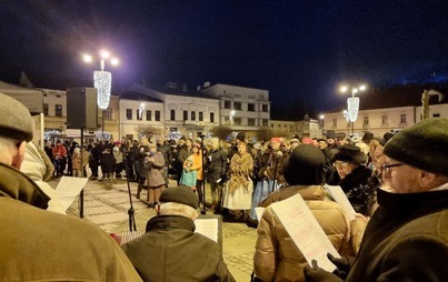 Zdjęcie do Wsp&oacute;lne kolędowanie na kęckim Rynku po raz si&oacute;dmy