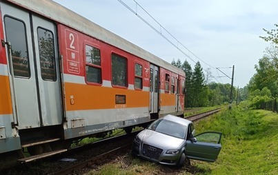 Zdjęcie do Kolizja na torowisku w Bulowicach. Zderzenie samochodu osobowego z pociągiem