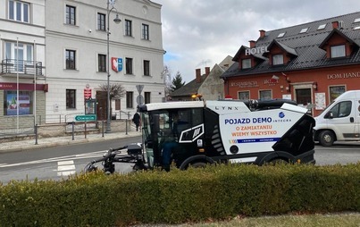 Zdjęcie do Na ulicach Kęt pojawił się dziwny pojazd i wzbudza sensację. To nie żaden tajny projekt NASA tylko nowoczesna zamiatarka, kt&oacute;rą testują pracownicy Komax-u