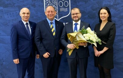 Zdjęcie do Prezes Rady Ministr&oacute;w Donald Tusk wyznaczył Marcina Śliwę na burmistrza Gminy Kęty. Wojewoda Małopolski Krzysztof Jan Klęczar wręczył akt powołania