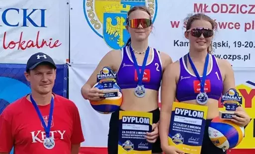 Trener Ireneusz Sidło wraz z zawodniczkami Dominika Pękala i Alena Kawiorska.