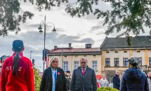 burmistrz gminy kęty wraz z panią marszałek sejmu składa kwiaty przy grobie nieznanego żołnierza