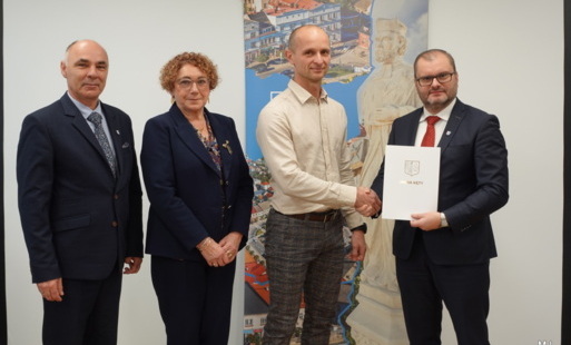 Zdjęcie do Podpisanie umowy na przebudowę boiska wielofunkcyjnego przy SP nr 2 ul. Wyspiańskiego 1 w Kętach