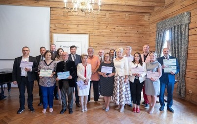 Zdjęcie do Symboliczny czek na remont zabytkowej kapliczki już w kęckim magistracie!