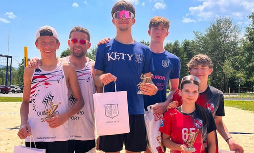 Zdjęcie do Upalny Turniej siatk&oacute;wki plażowej rozegrany