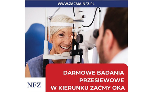 Kobieta podczas badania okulistycznego, specjalista ogląda jej oko za pomocą komputerowego sprzetu okulistycznego