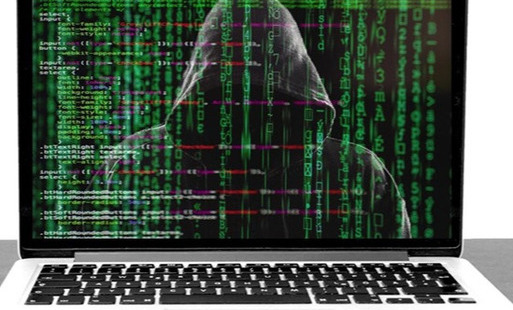 Zakapturzona osoba na ekranie laptopa